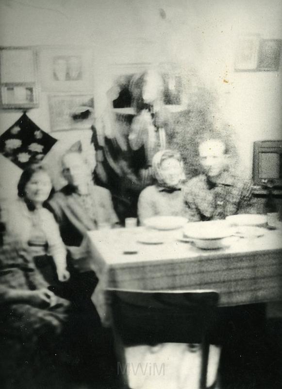 KKE 2381.jpg - Fot. W domu. Od lewej: Maria Kołakowska (z domu Bujko) – mama Janusza Kołakowskiego, Pan Czerniawski - brat Andrzeja, Zuzanna Czerniawska (z domu Bujko) – siostra Maria Kołakowska (z domu Bujko) z Andrzejem, Komaje, 1964 r.
